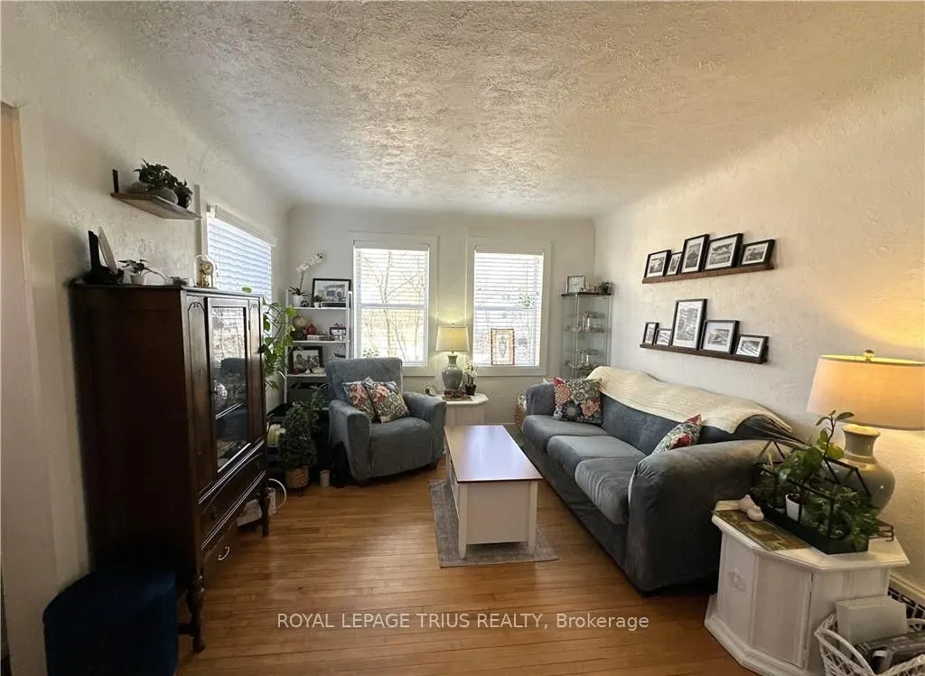 78 Queensway Drive E