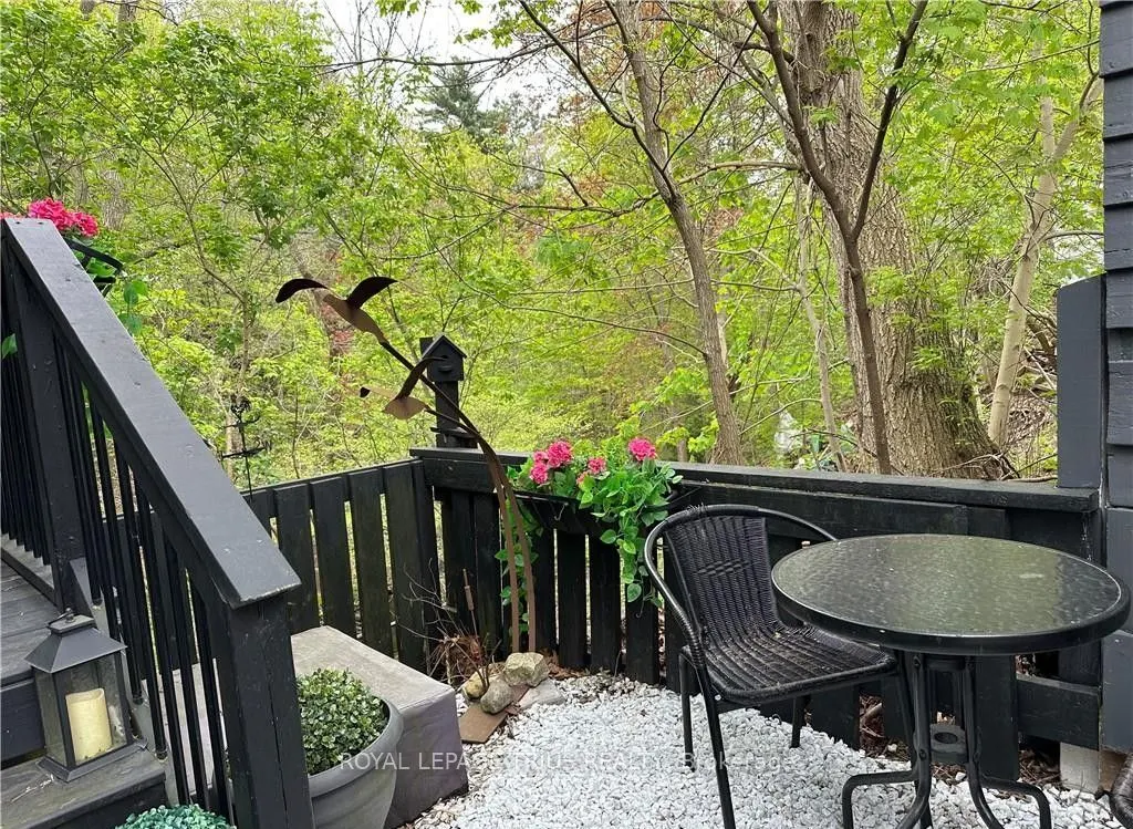 78 Queensway Drive E