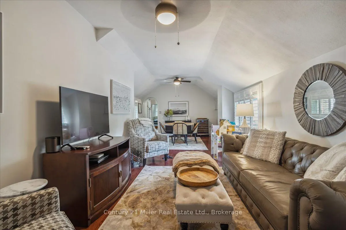 585 Dundas Street E