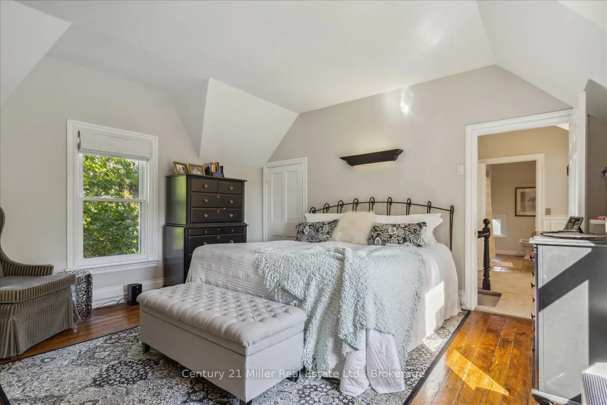 585 Dundas Street E