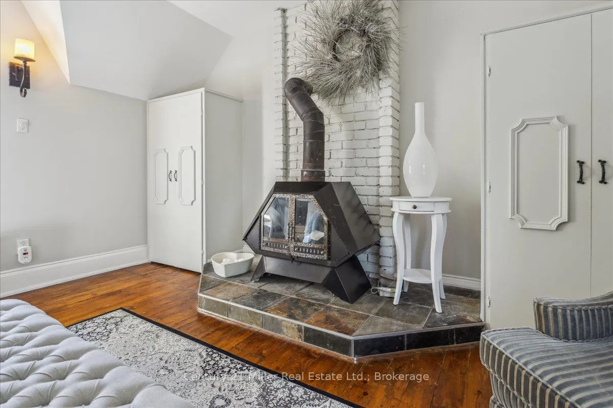 585 Dundas Street E