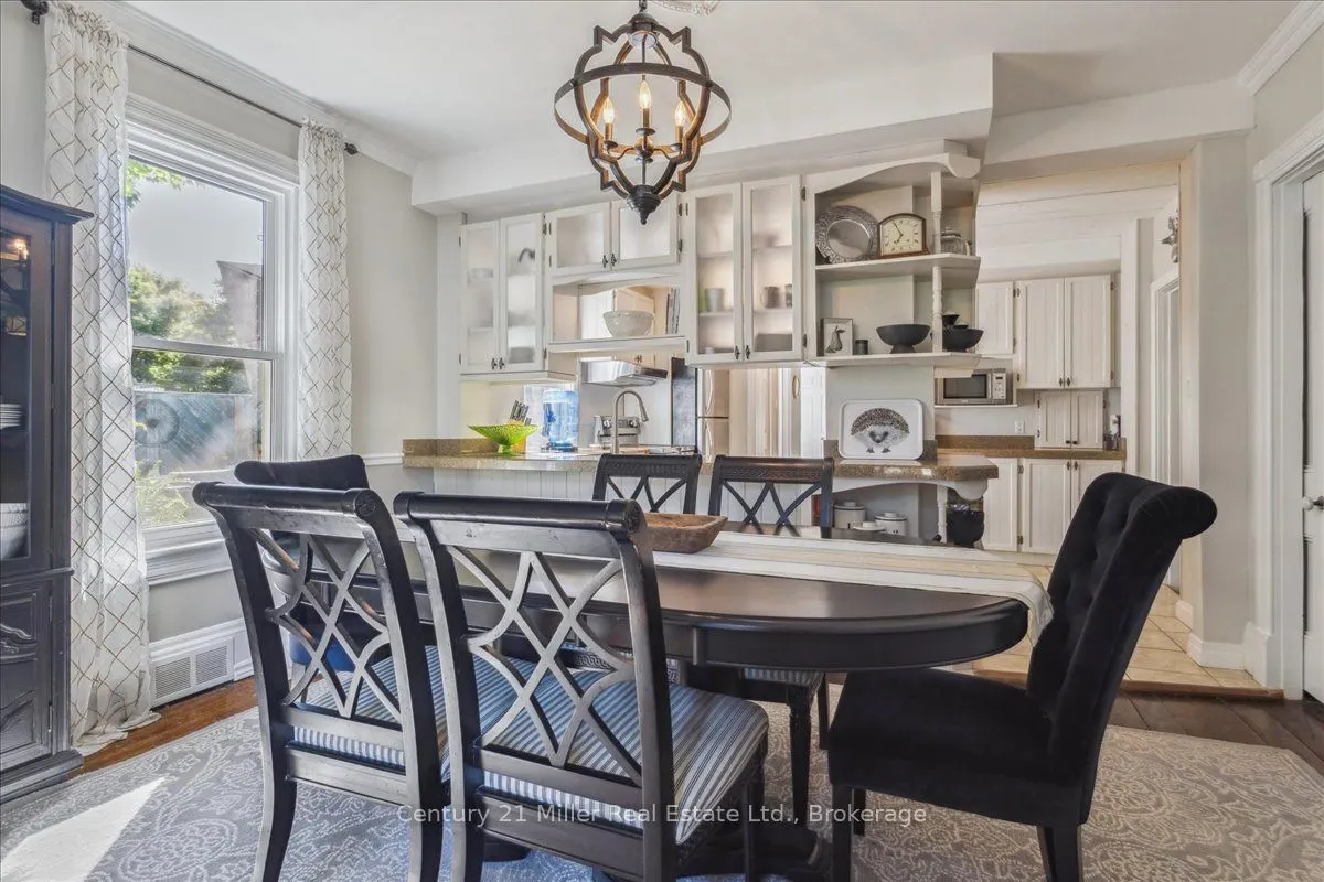 585 Dundas Street E