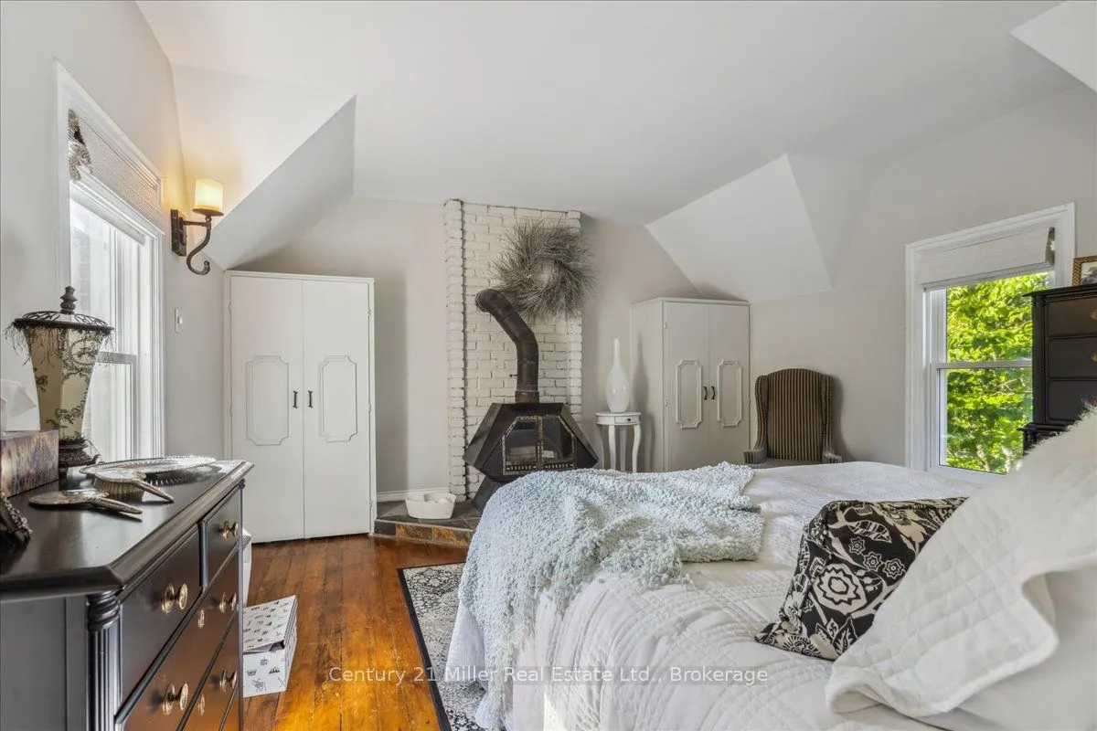 585 Dundas Street E