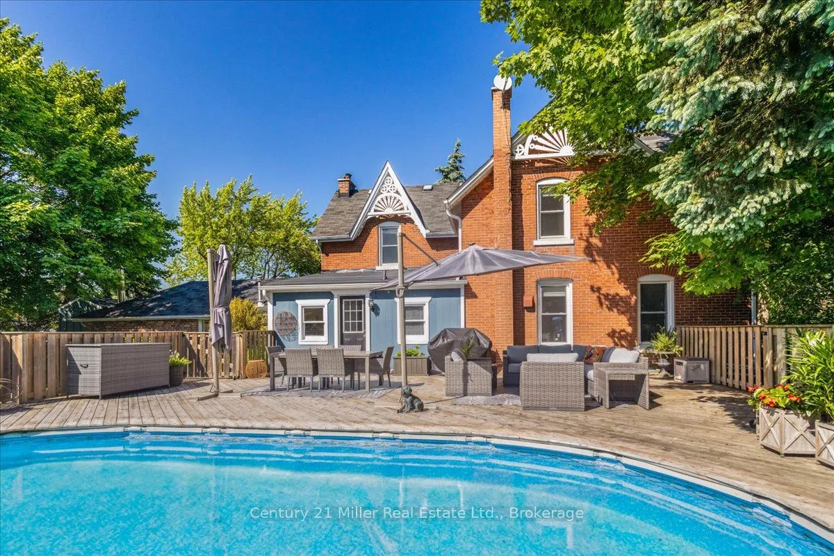 585 Dundas Street E