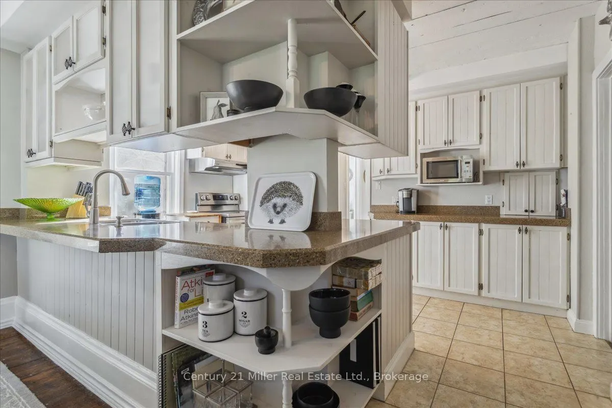 585 Dundas Street E
