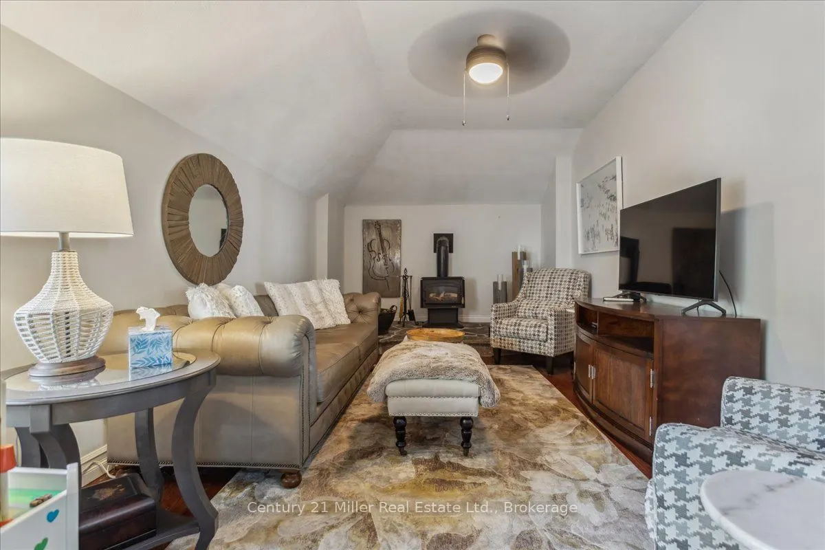 585 Dundas Street E