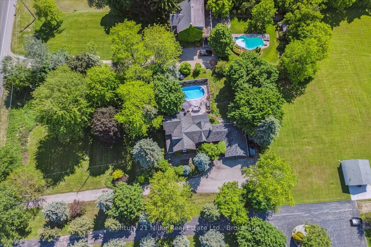 585 Dundas Street E