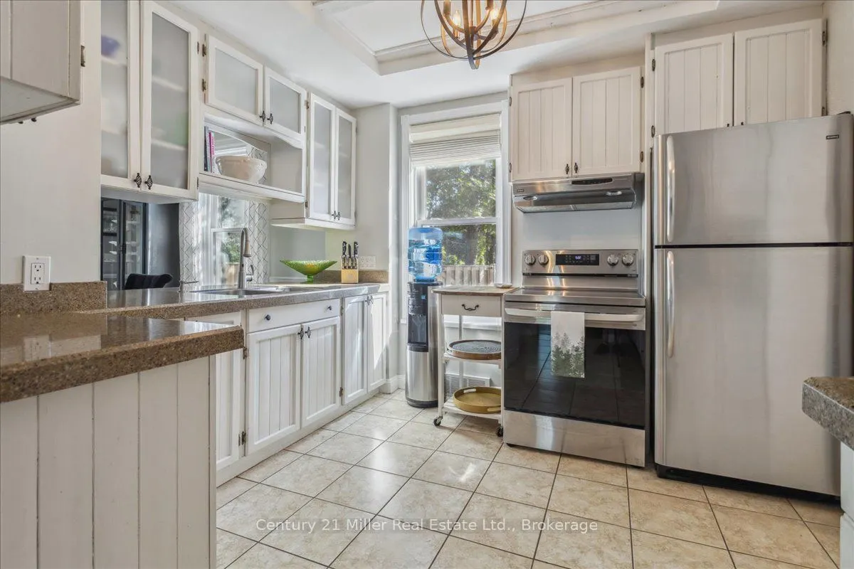 585 Dundas Street E