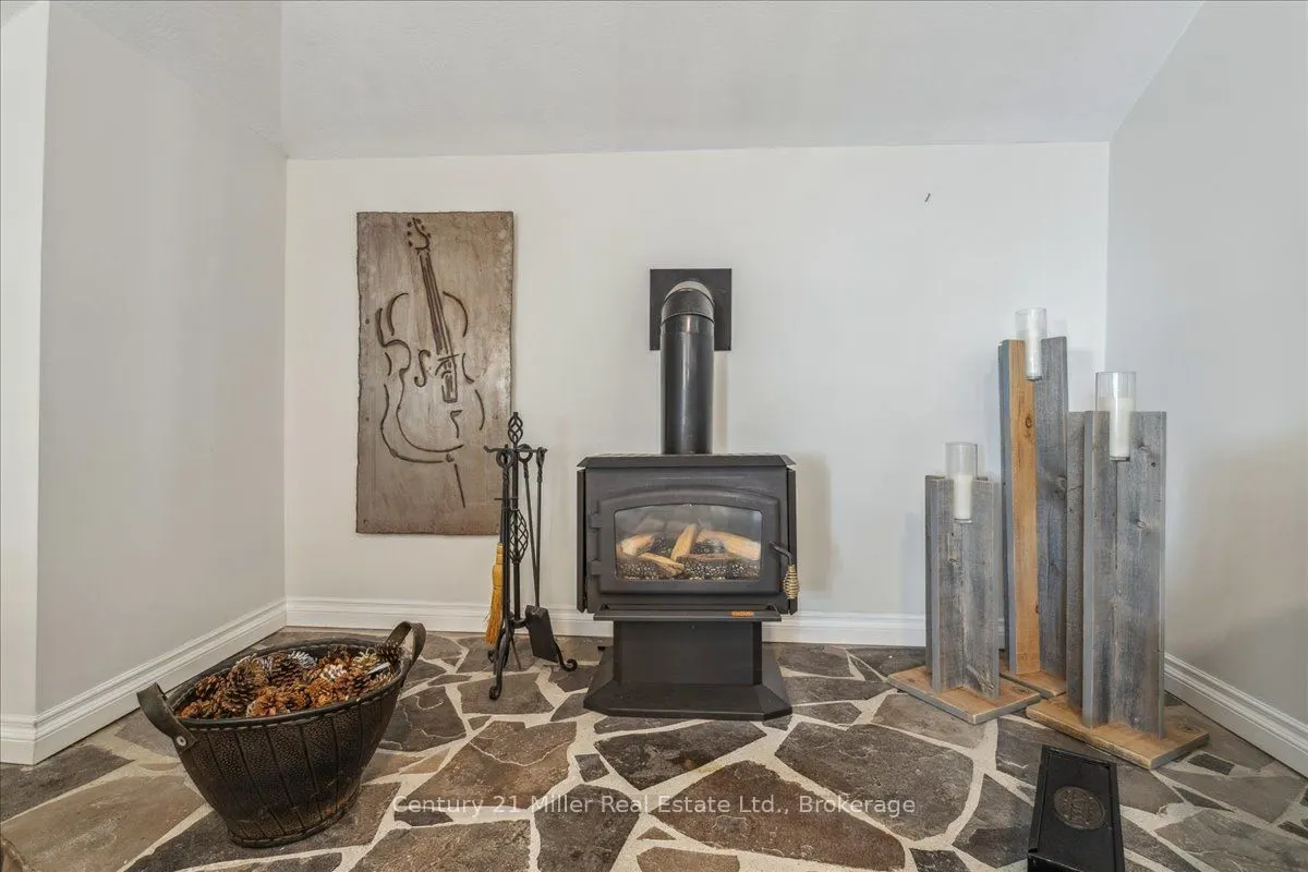 585 Dundas Street E