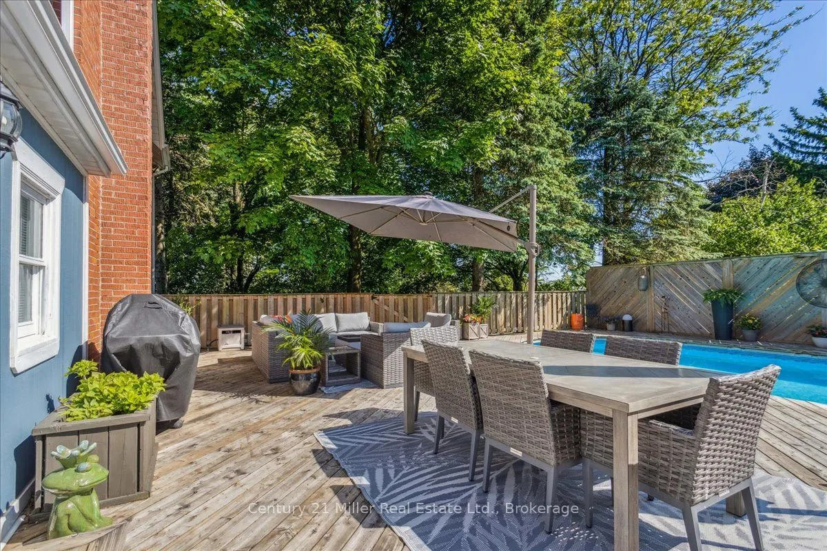 585 Dundas Street E