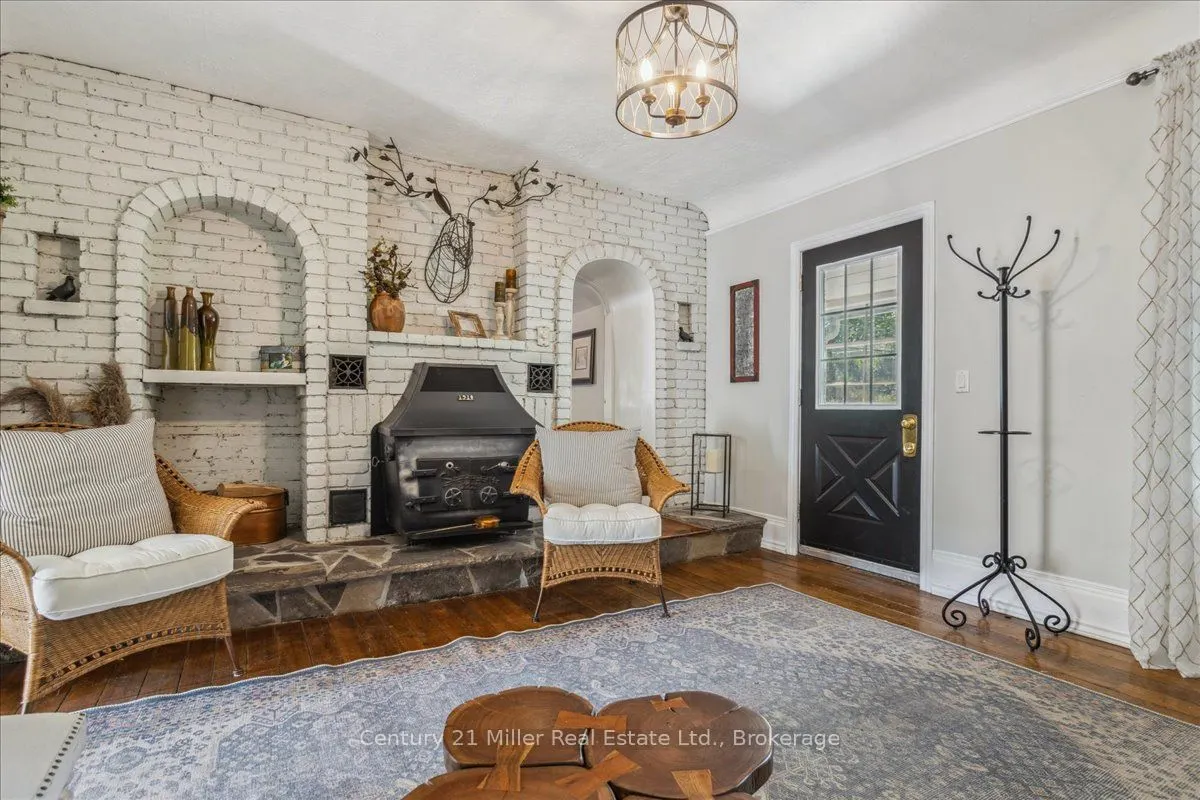585 Dundas Street E