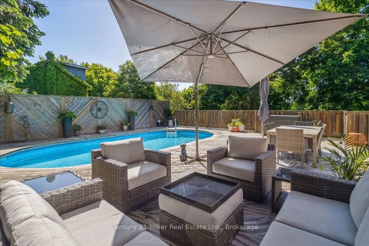 585 Dundas Street E