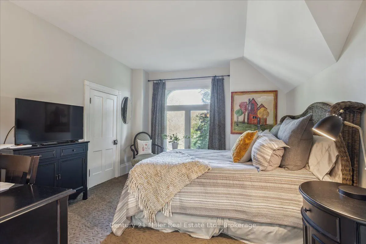 585 Dundas Street E