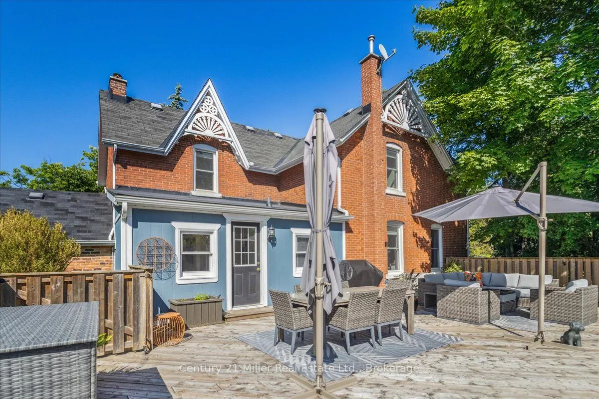 585 Dundas Street E