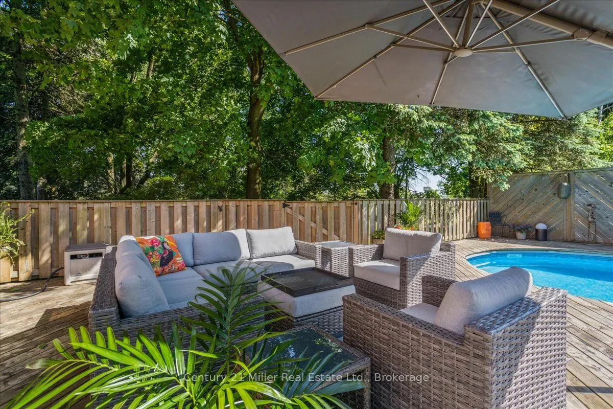 585 Dundas Street E