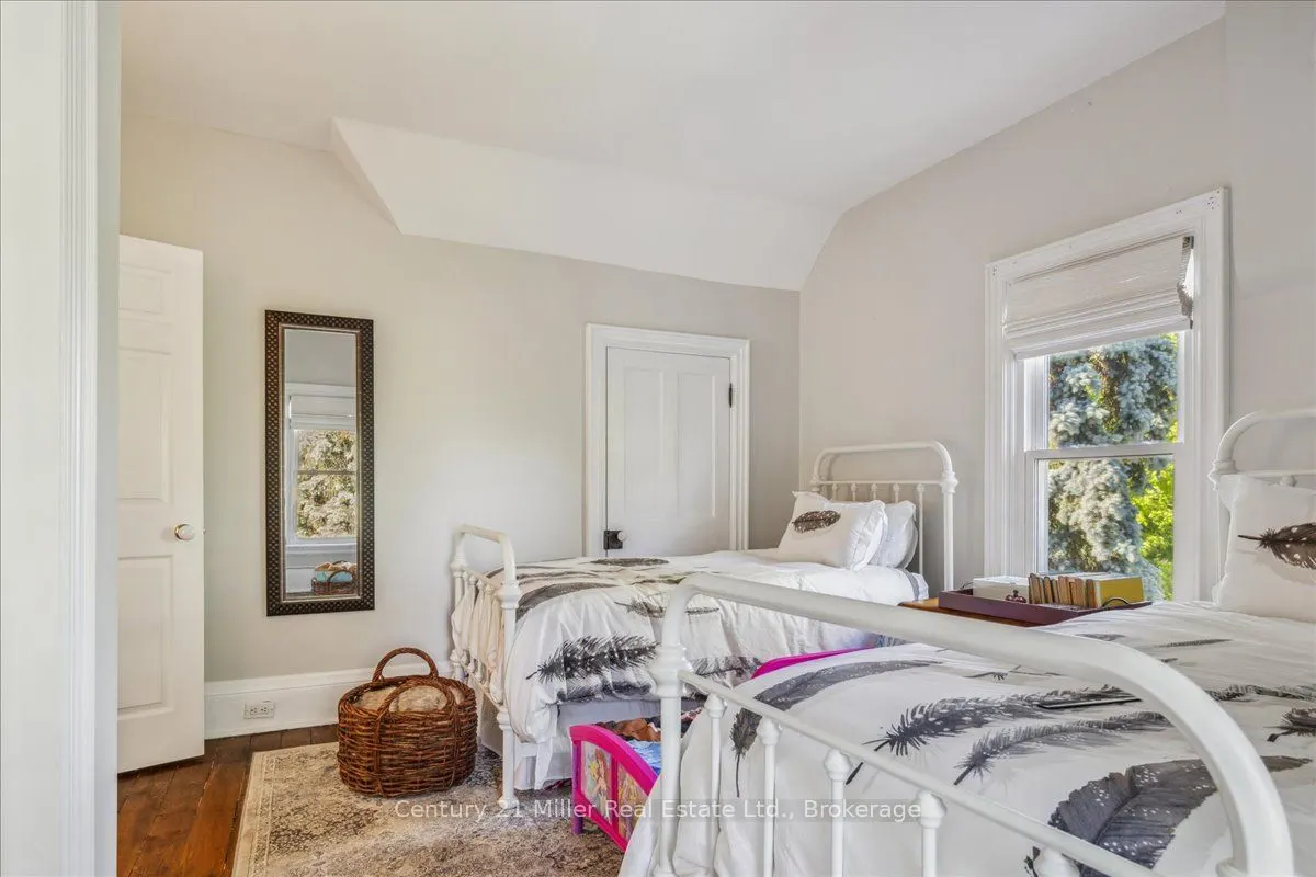 585 Dundas Street E