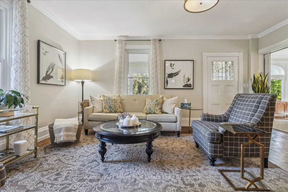 585 Dundas Street E