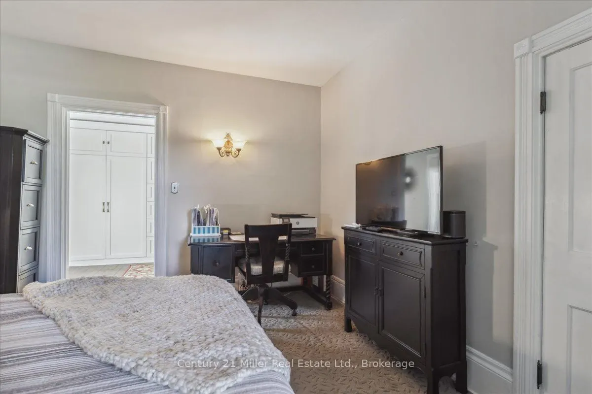 585 Dundas Street E