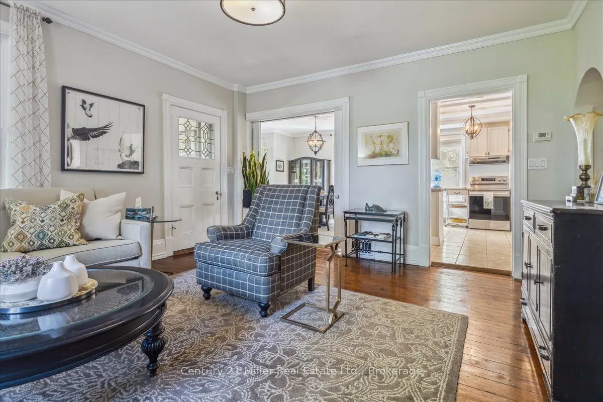 585 Dundas Street E