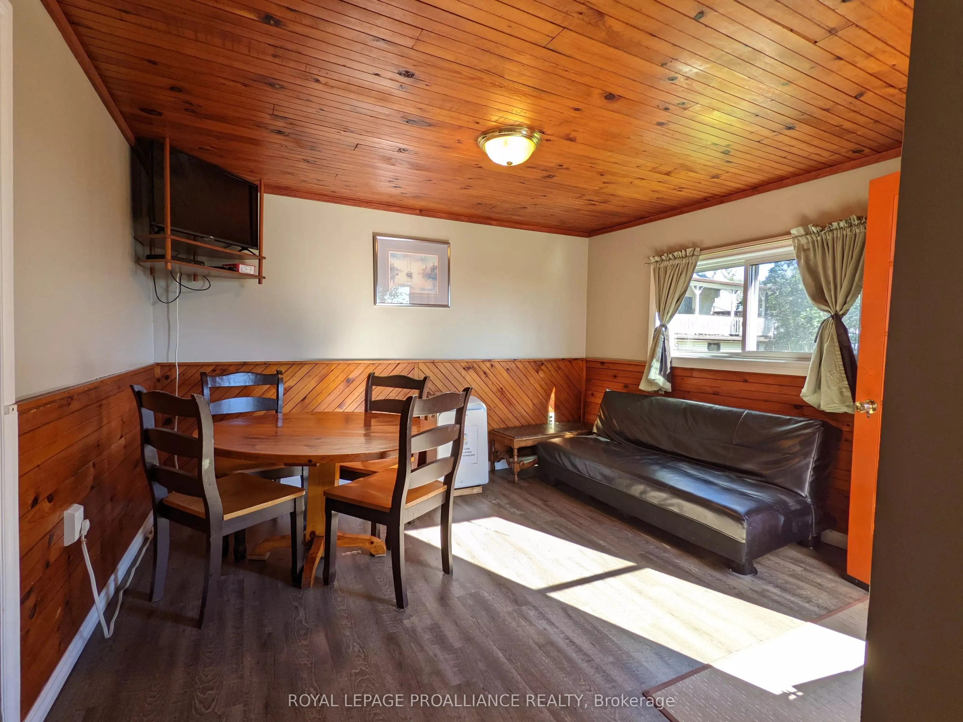 118 Front Street W