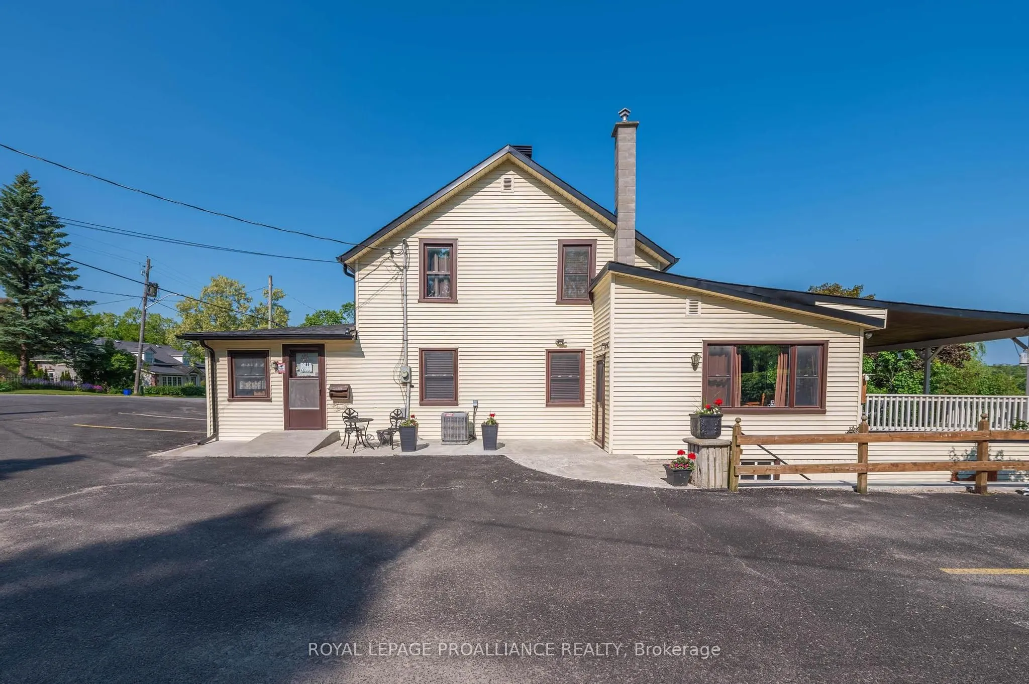118 Front Street W