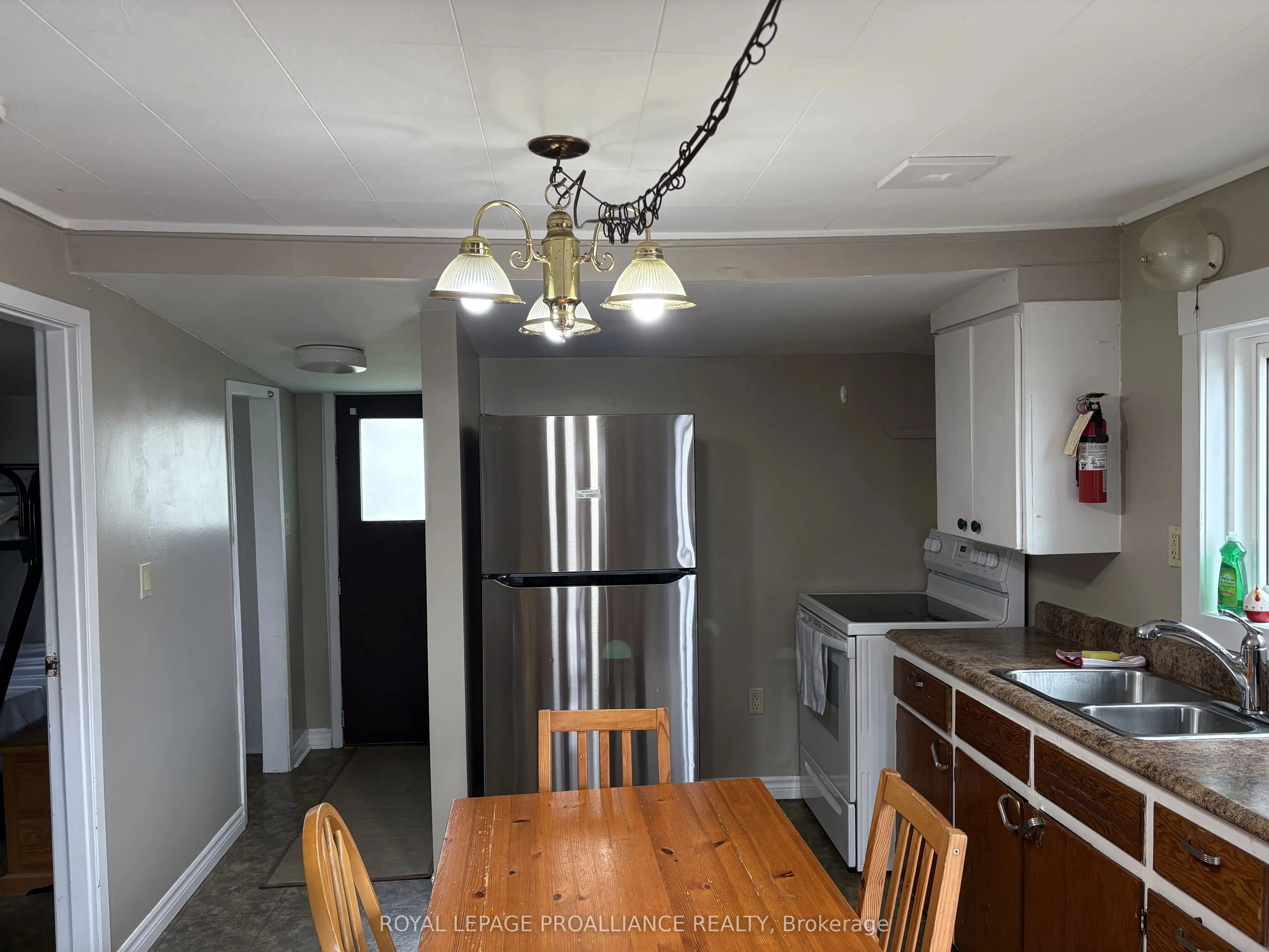 118 Front Street W