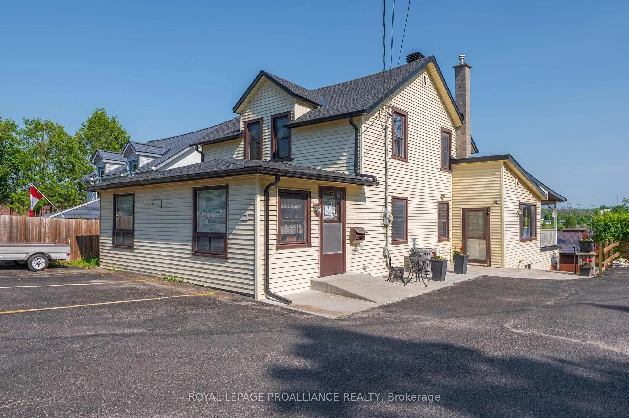 118 Front Street W