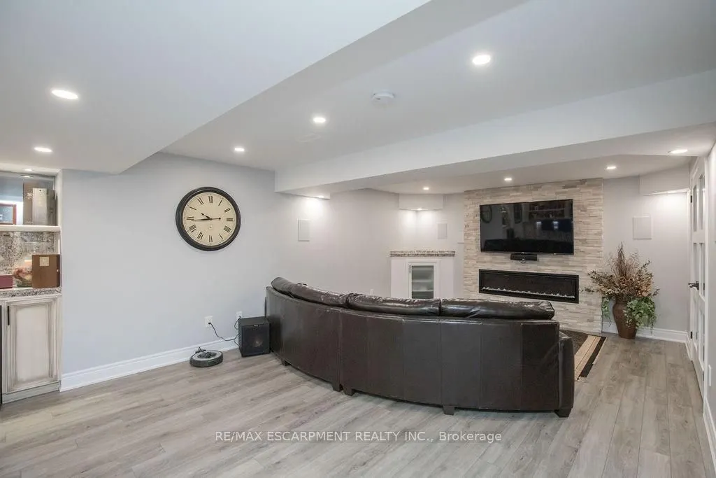 160 Wills Crescent