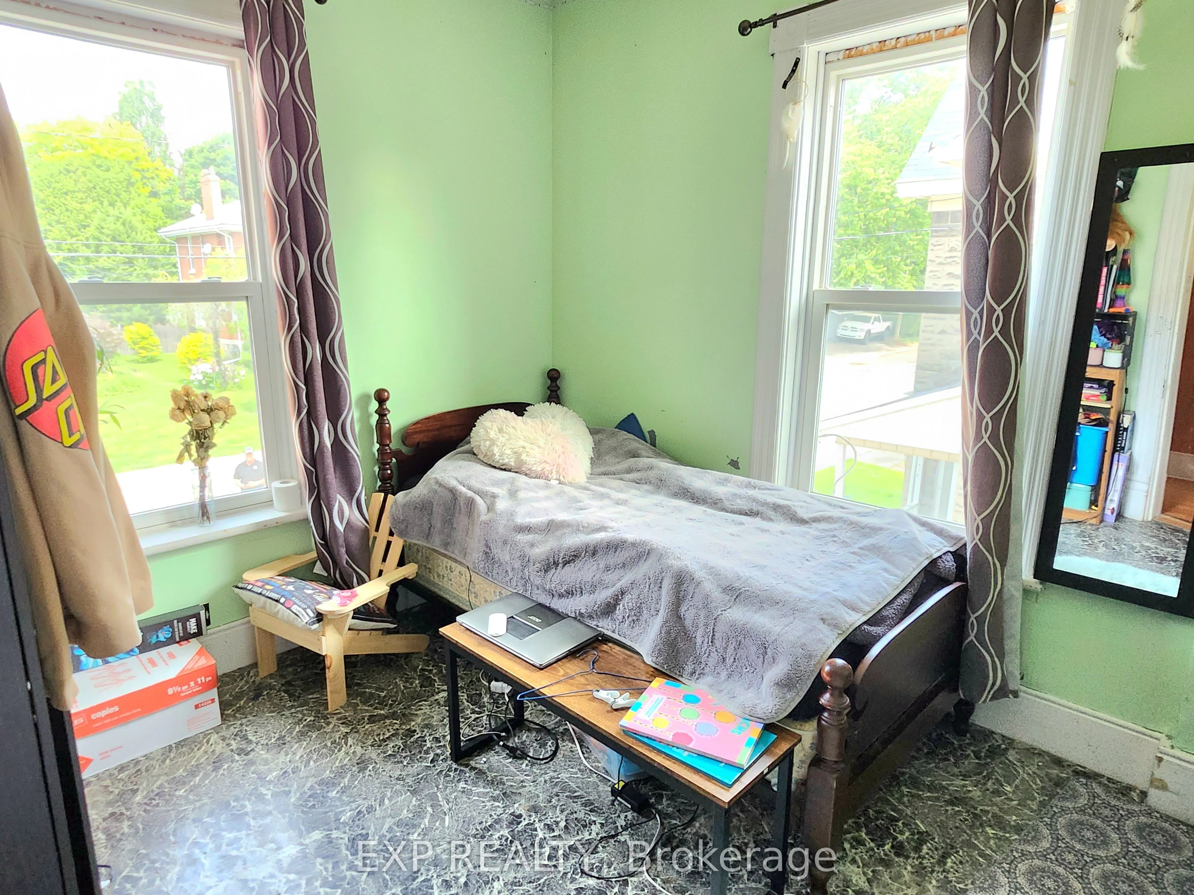 485 Dibble Street W