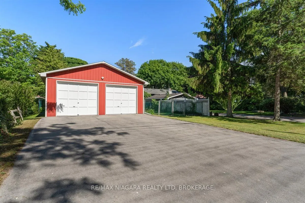 62 OAKRIDGE Crescent E