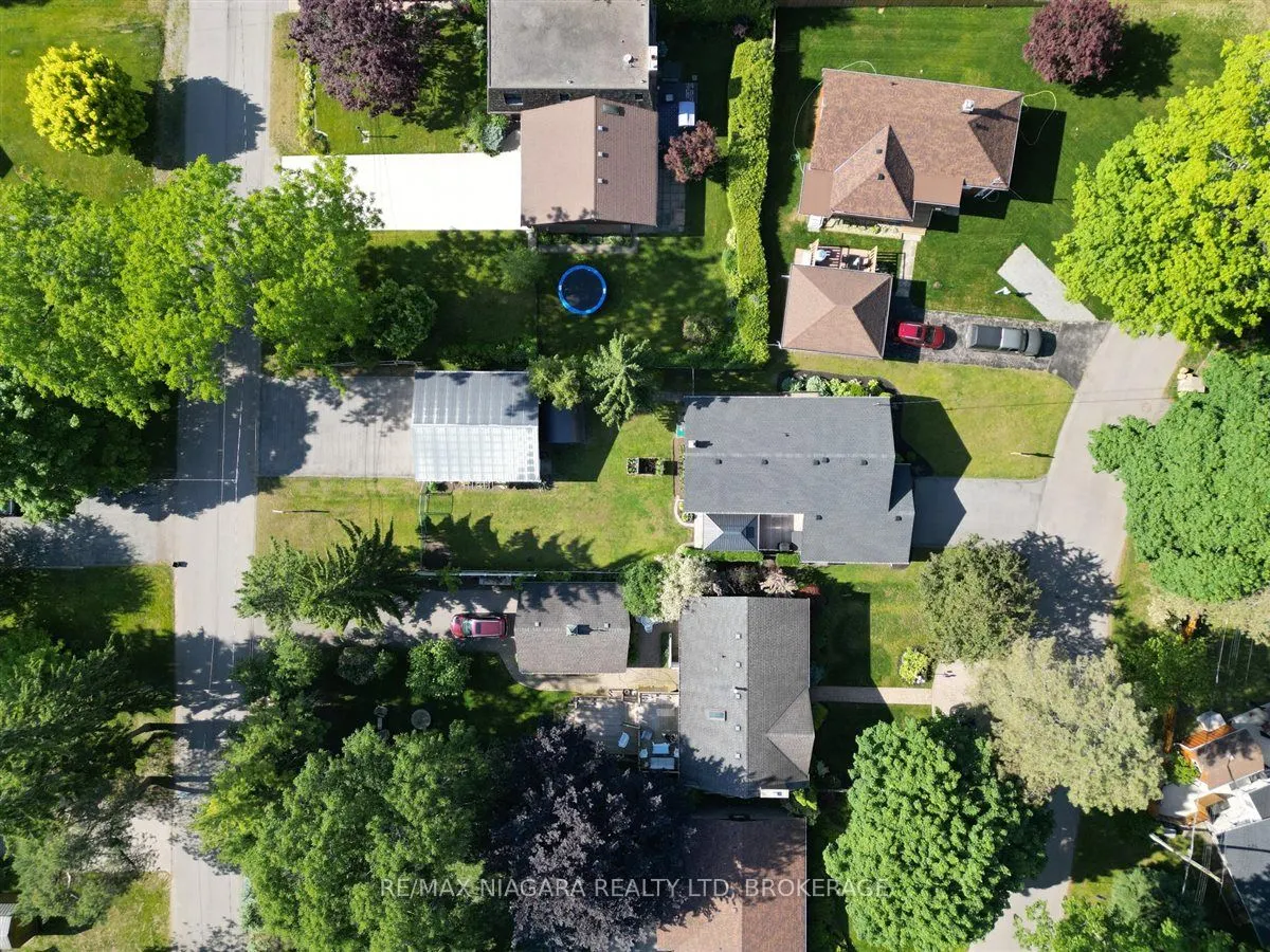 62 OAKRIDGE Crescent E