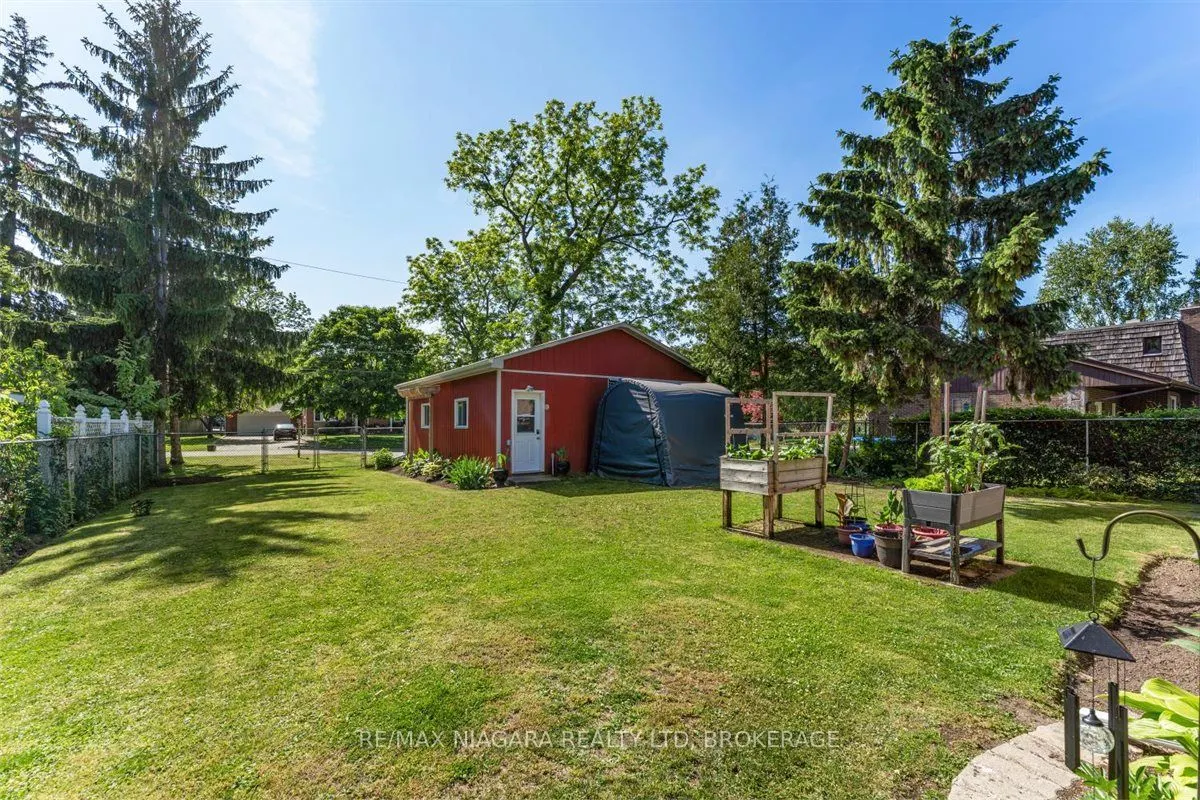 62 OAKRIDGE Crescent E