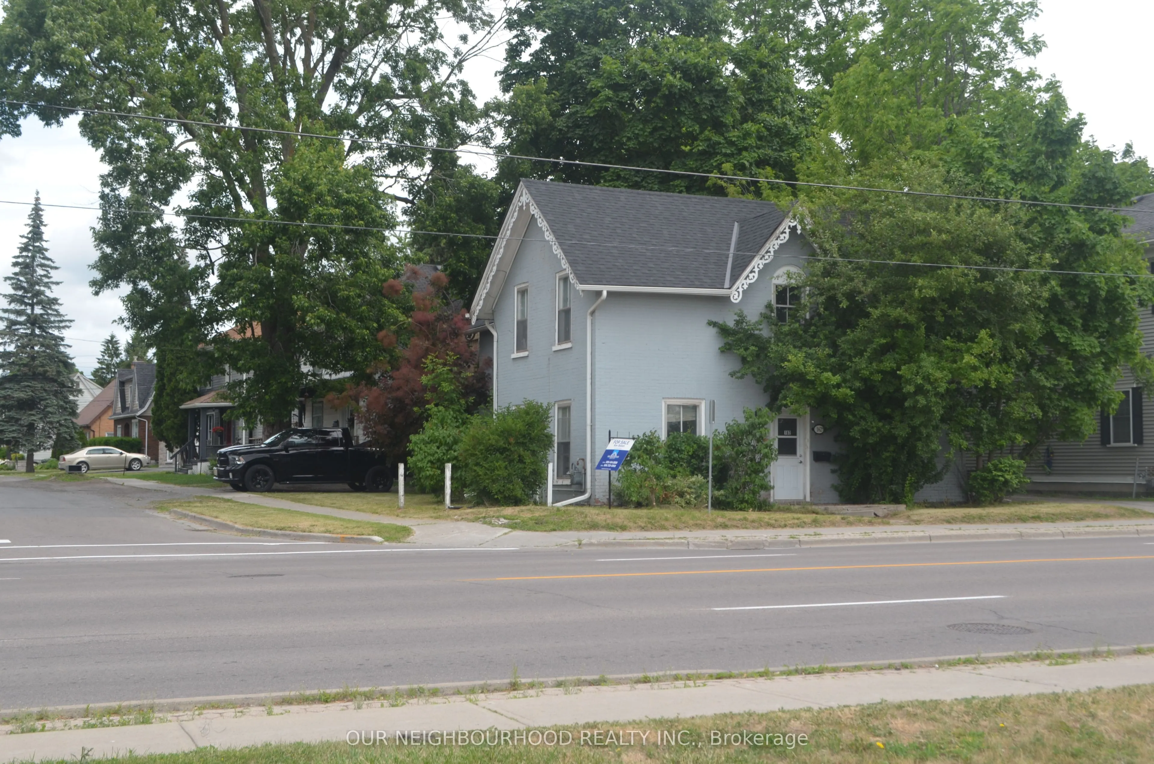 162 Dundas Street E