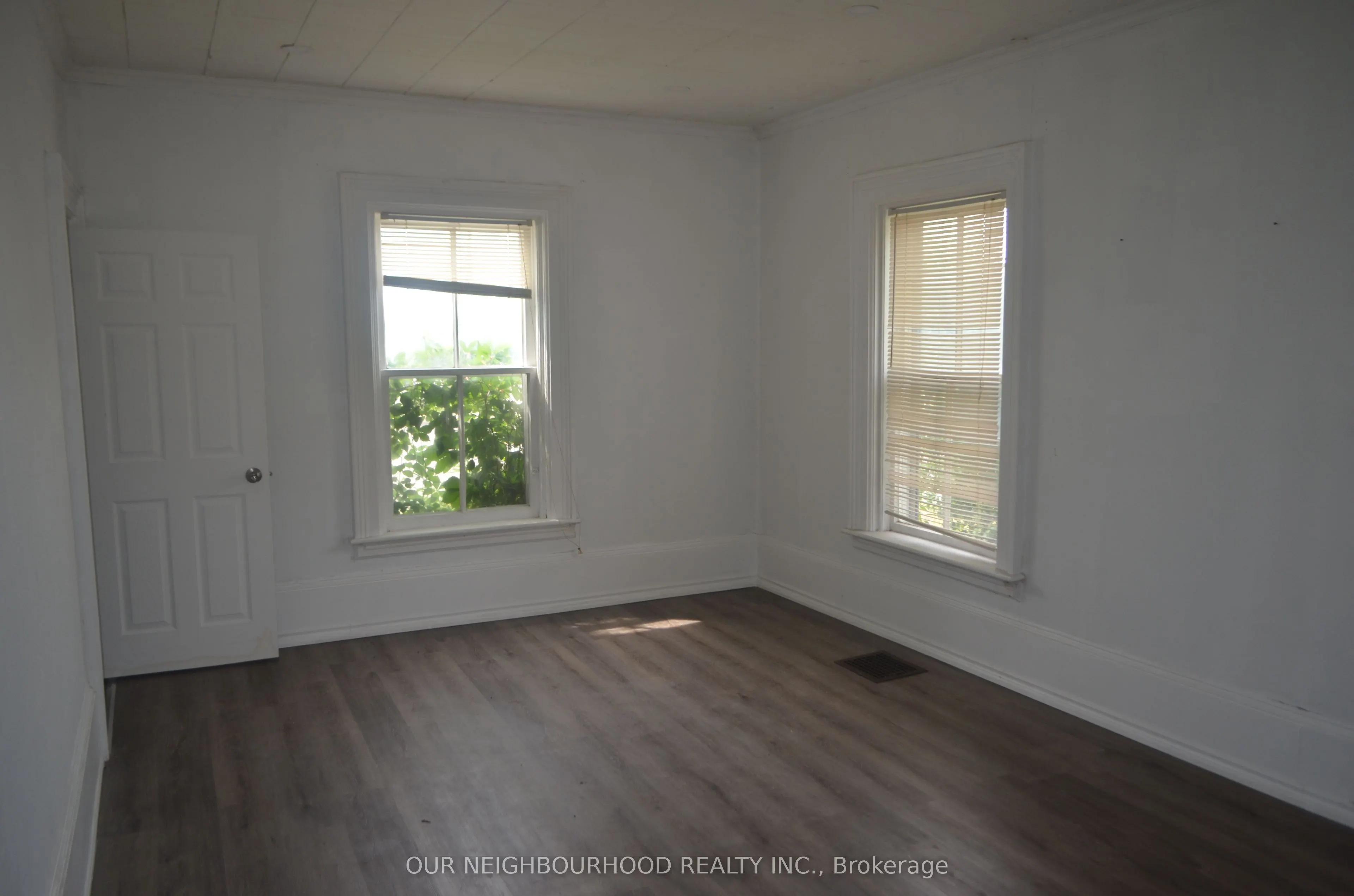 162 Dundas Street E
