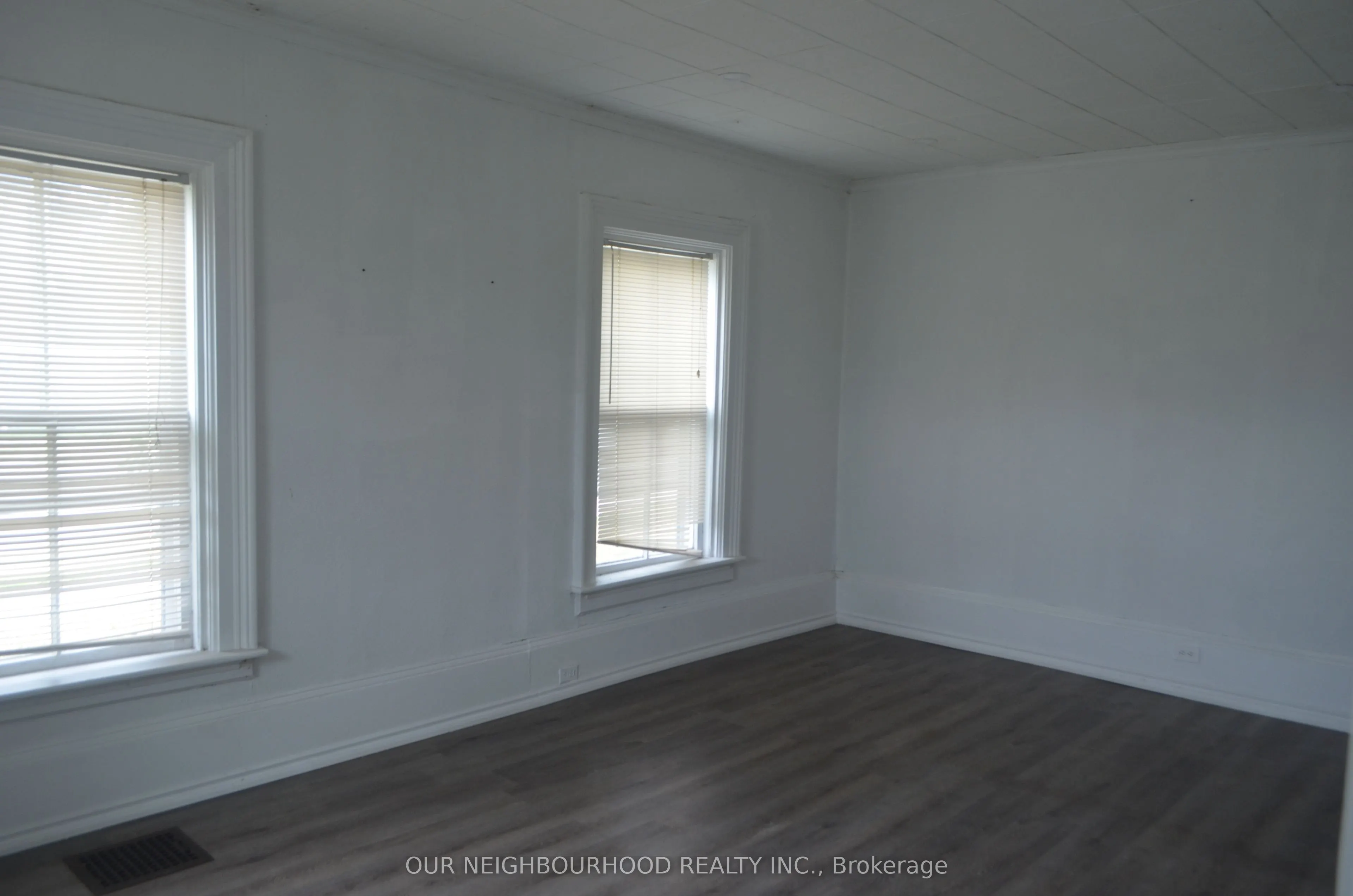 162 Dundas Street E