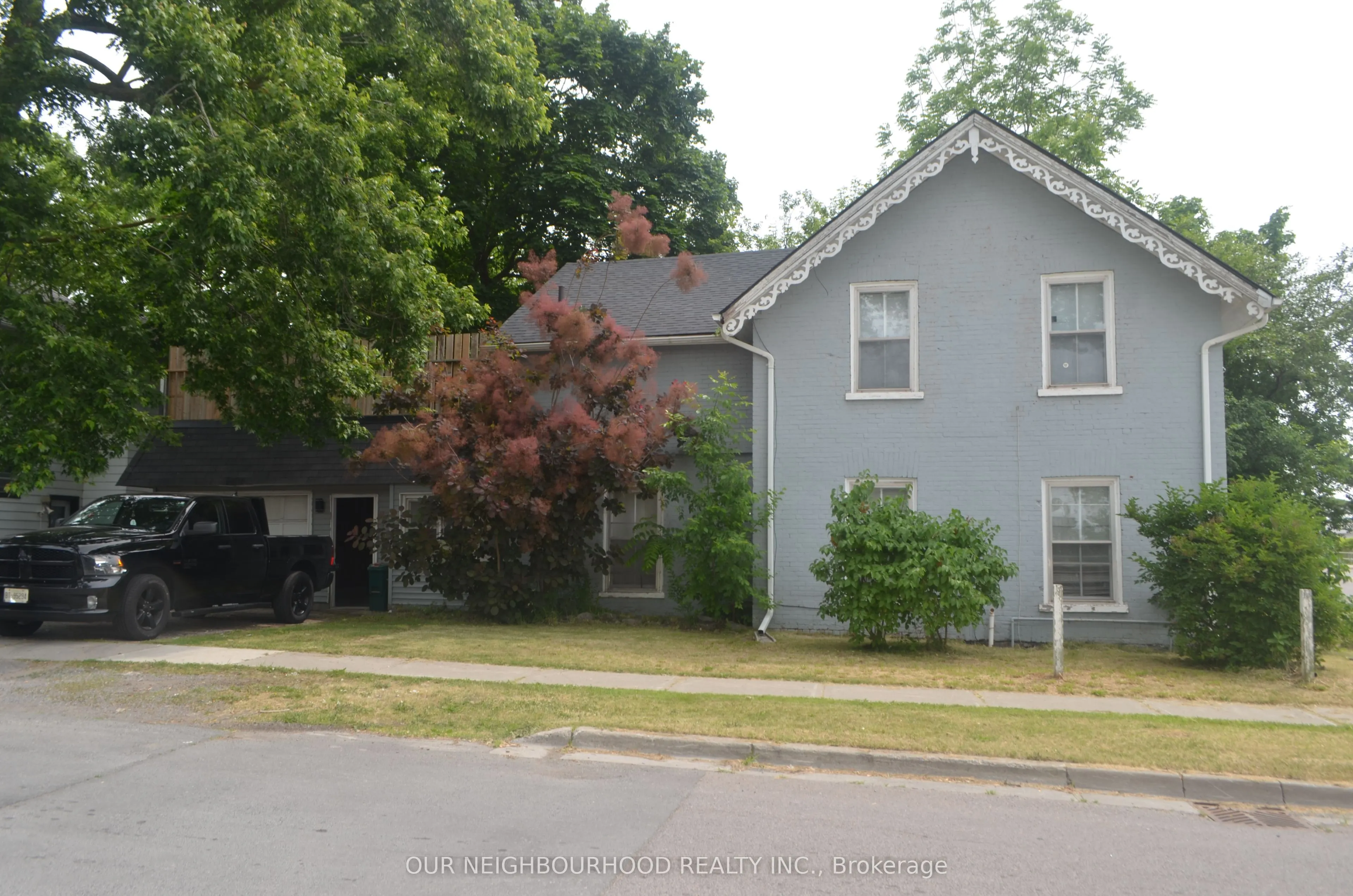 162 Dundas Street E