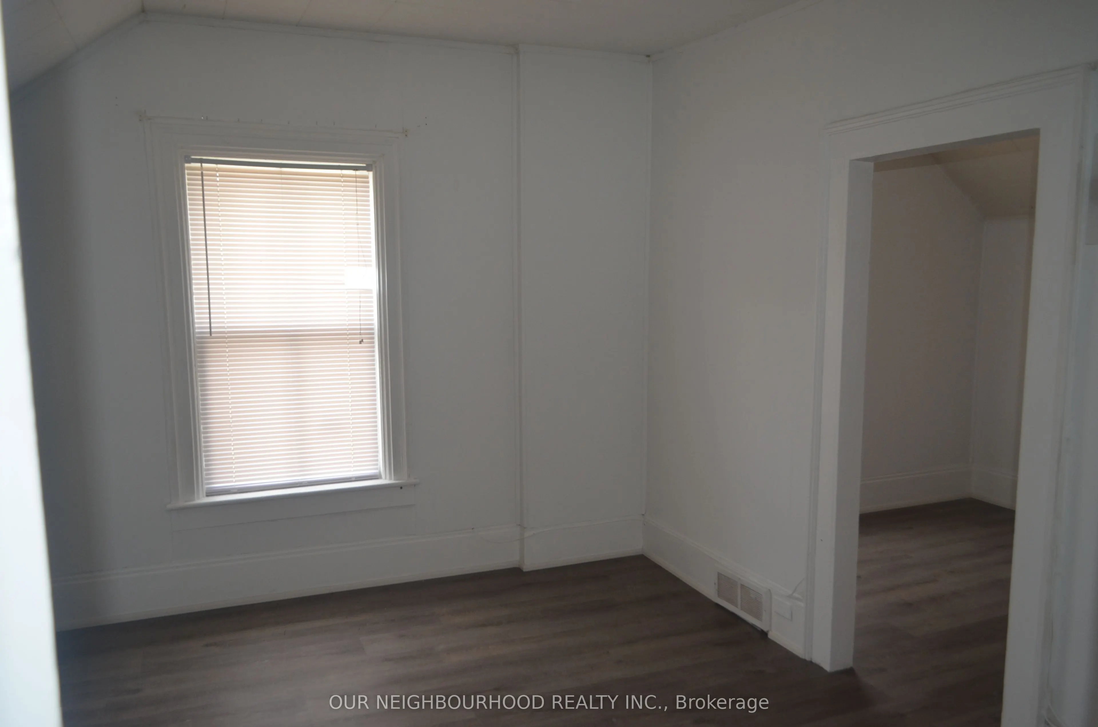 162 Dundas Street E