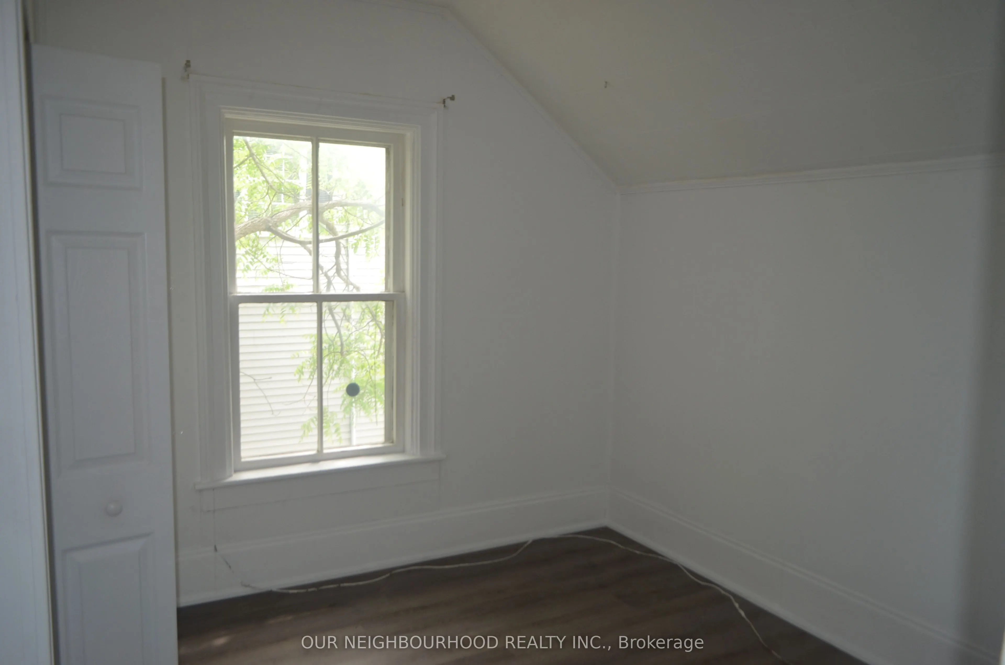 162 Dundas Street E