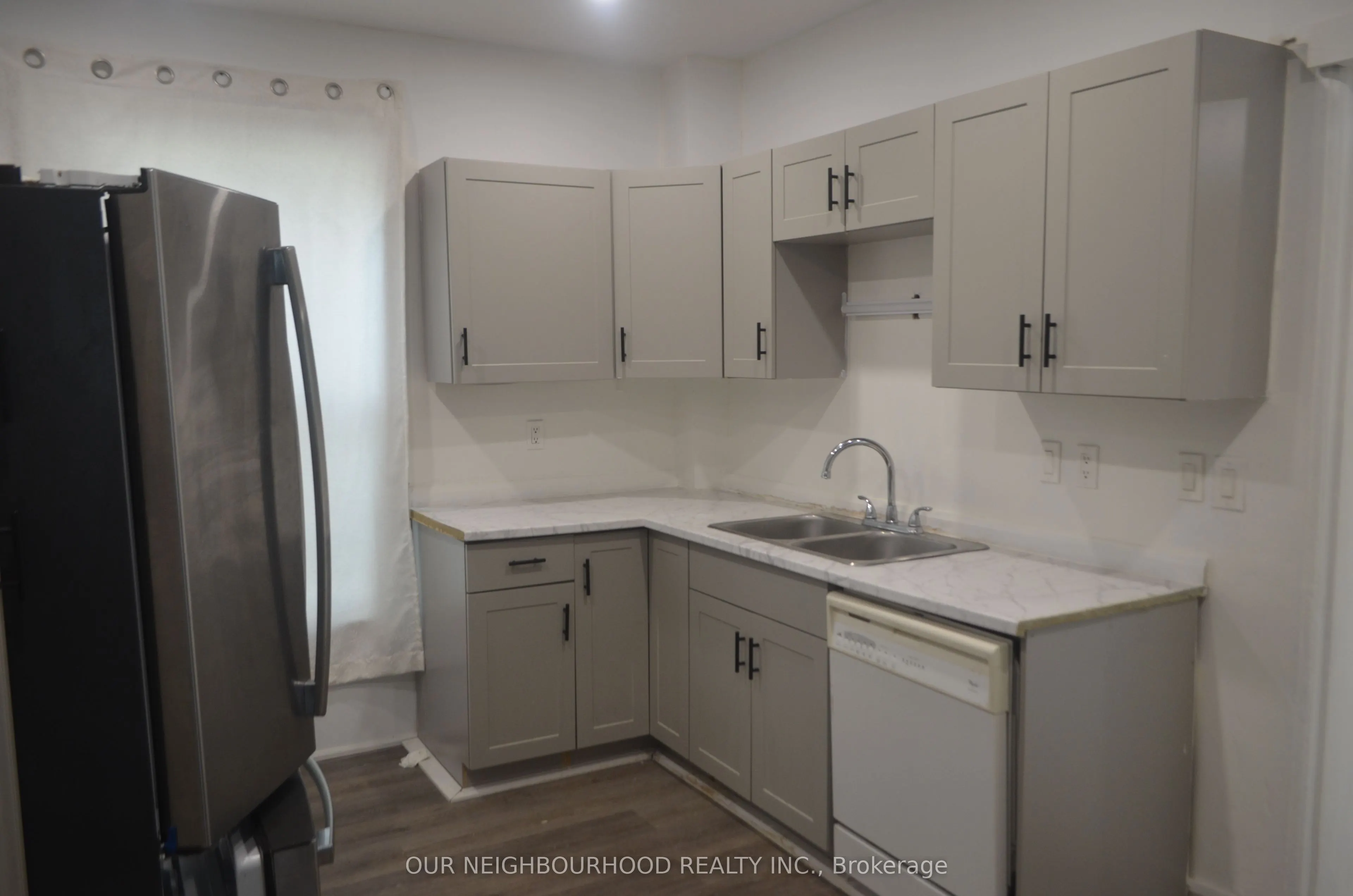 162 Dundas Street E