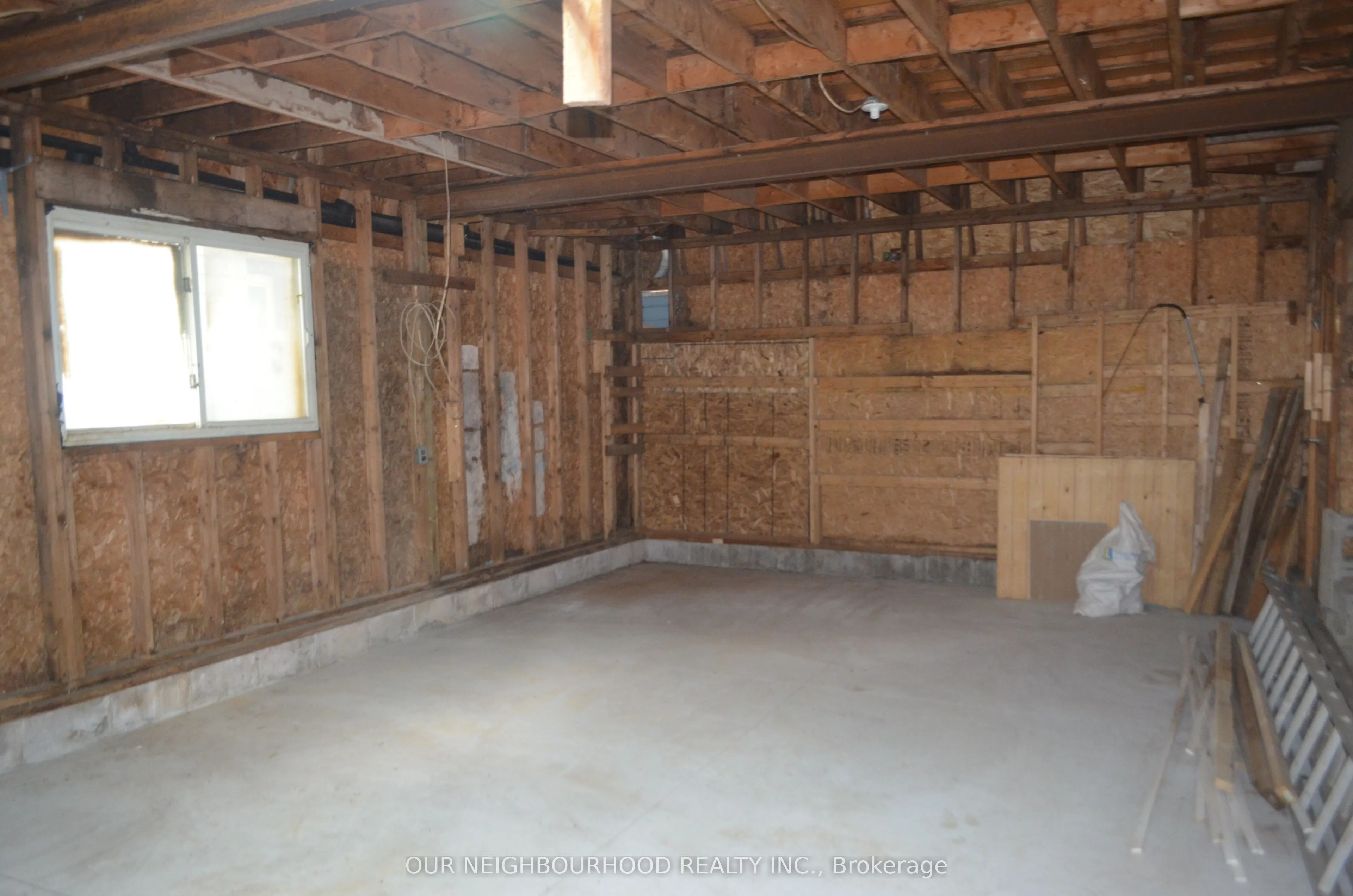 162 Dundas Street E