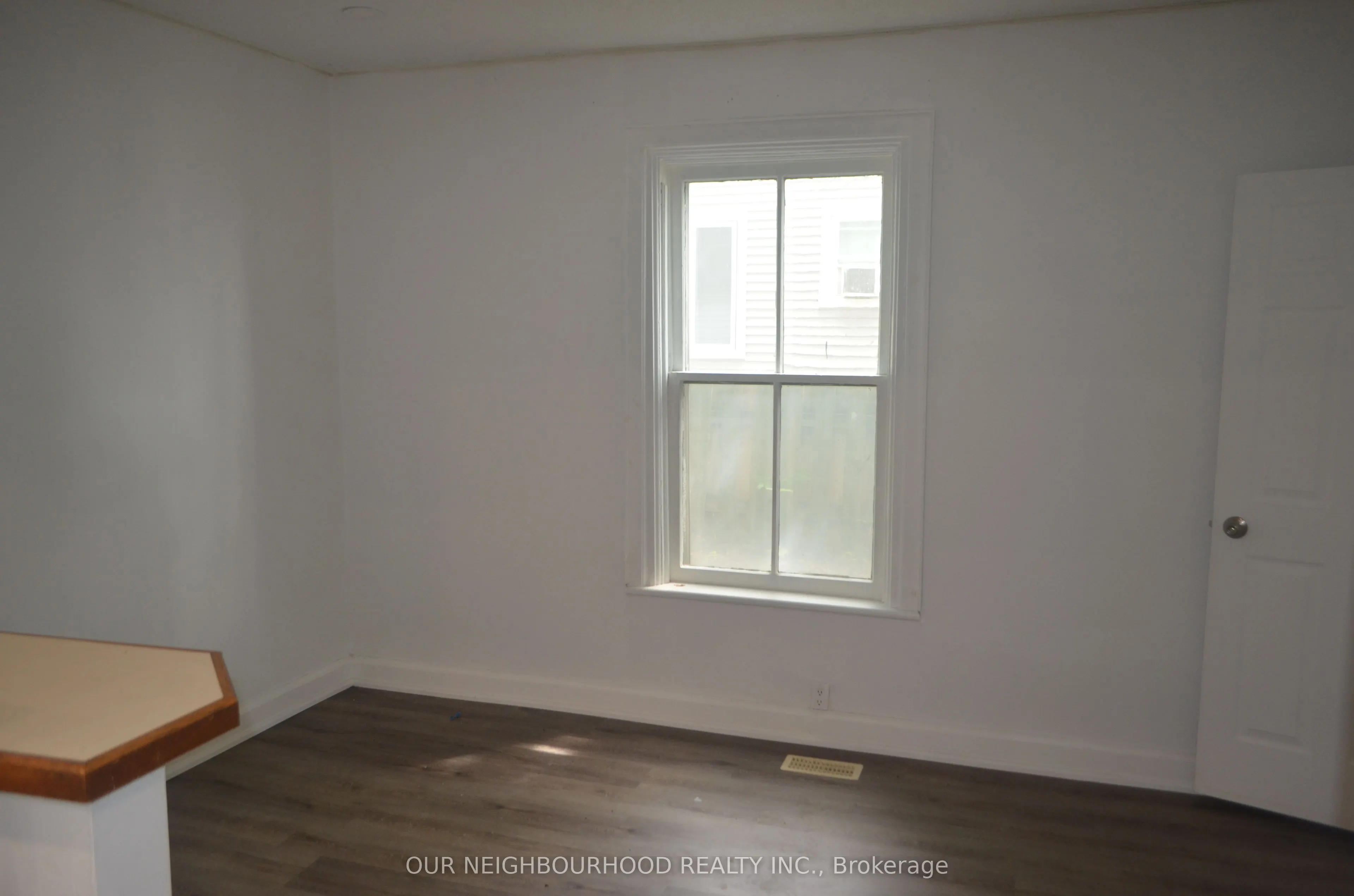 162 Dundas Street E