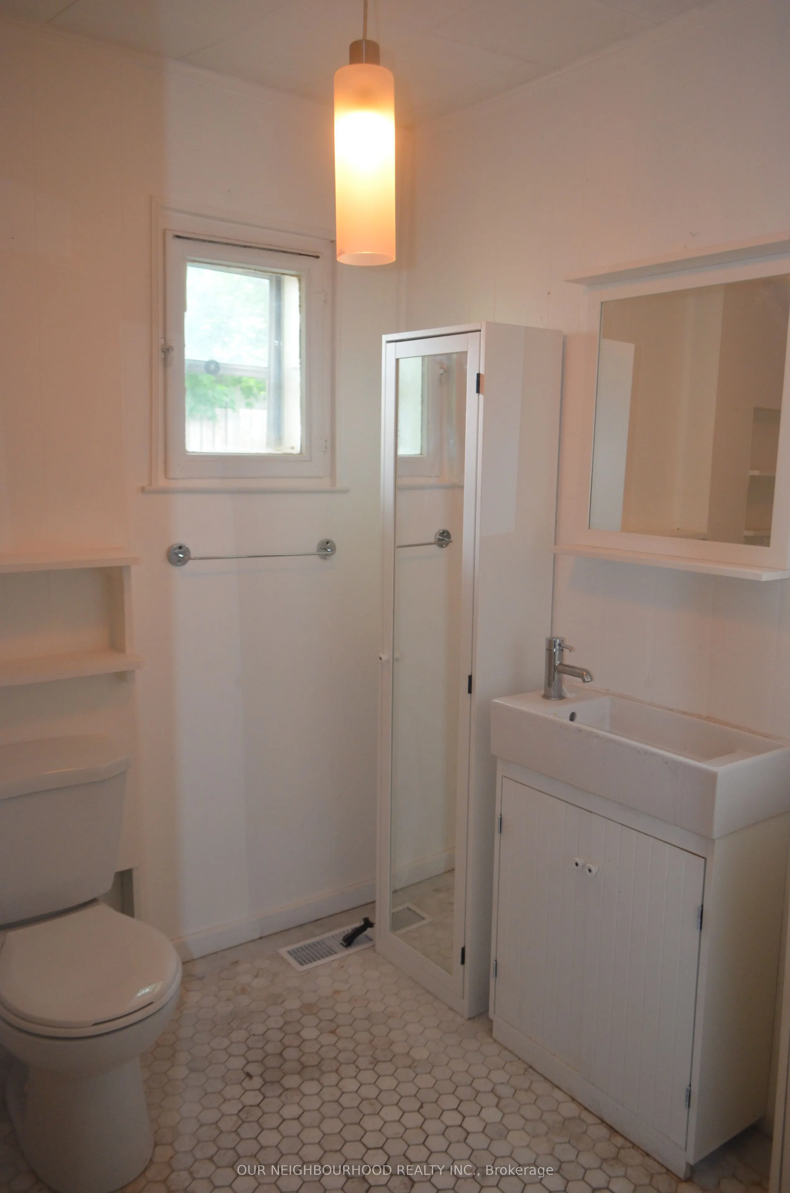 162 Dundas Street E