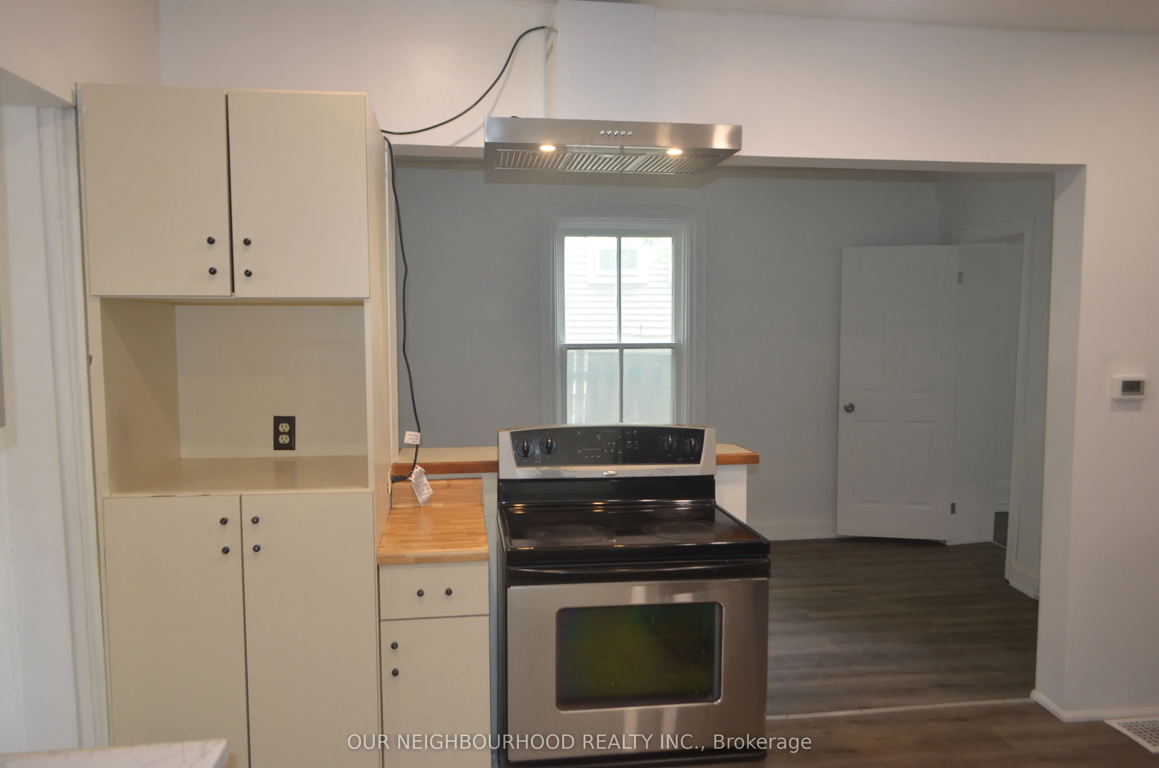 162 Dundas Street E