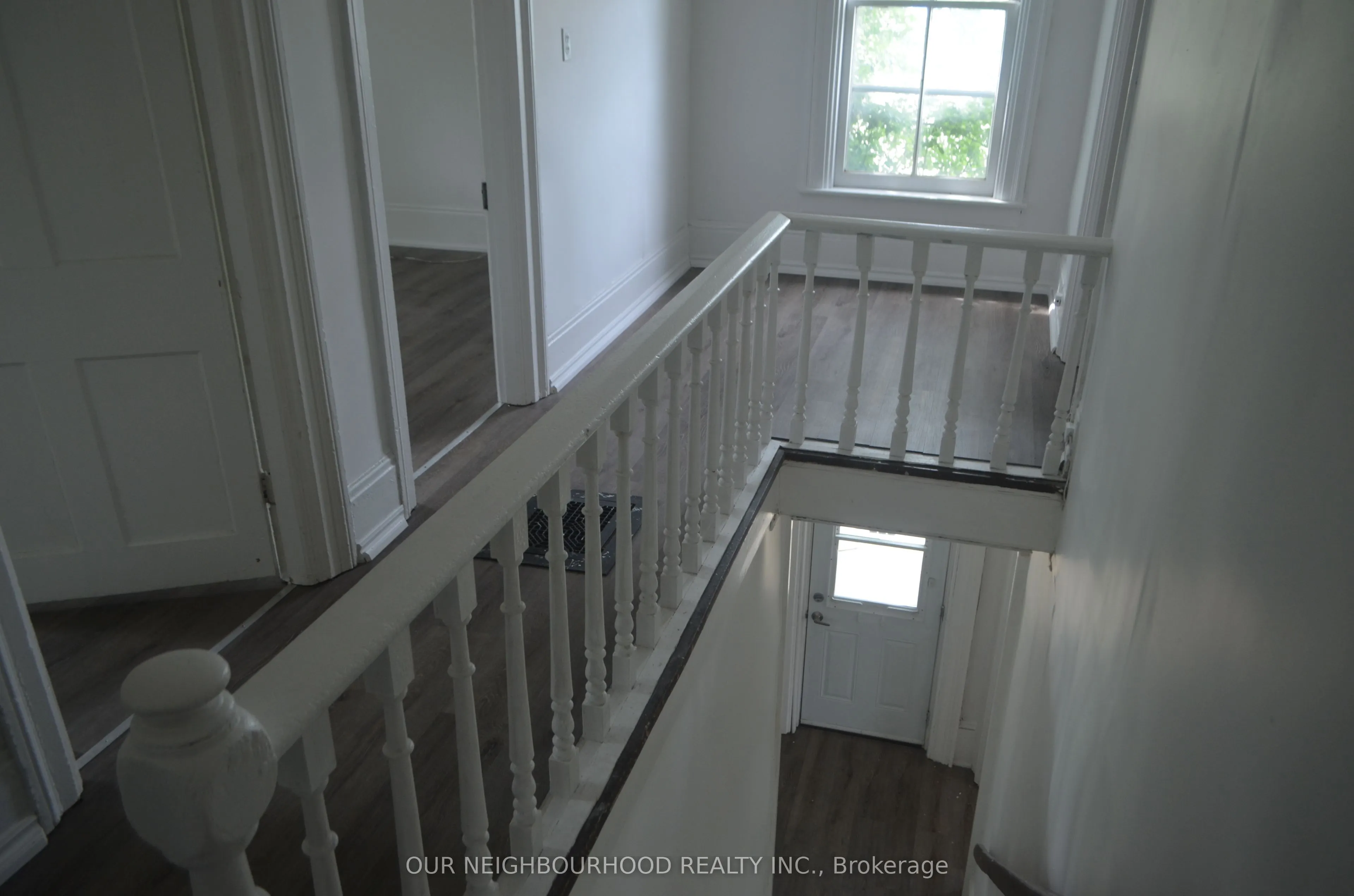 162 Dundas Street E