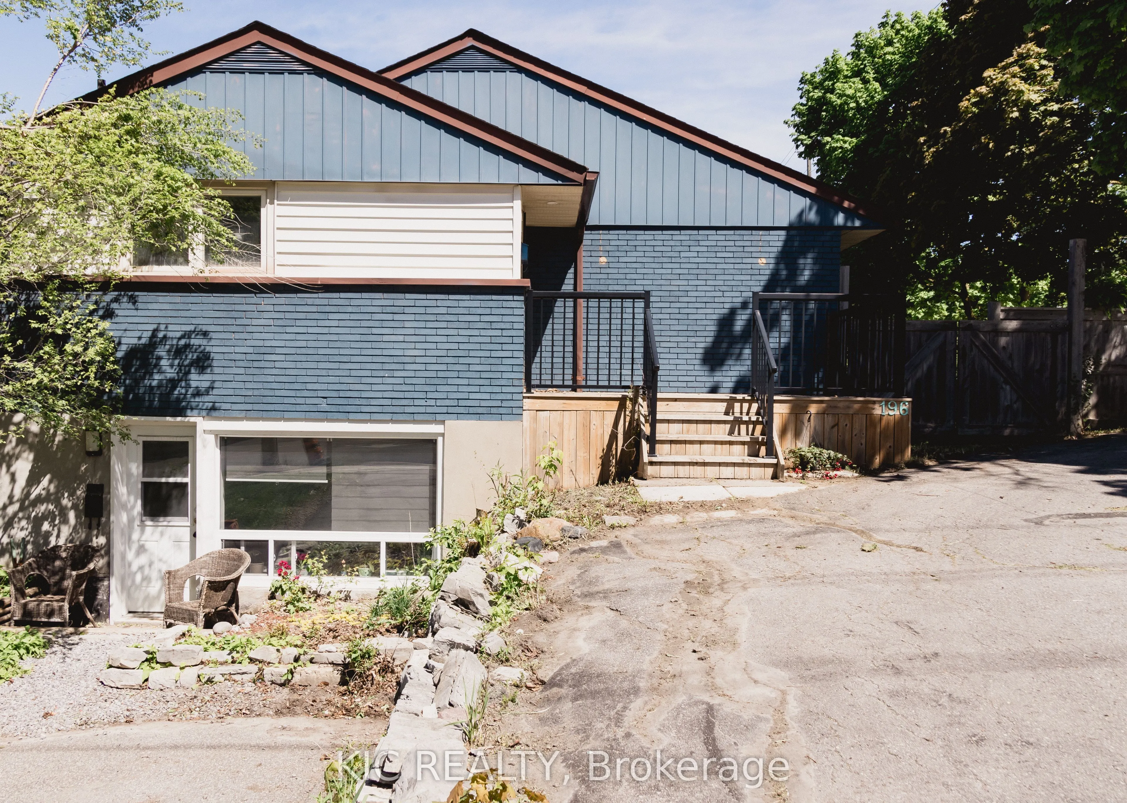 196 Hunter Street E