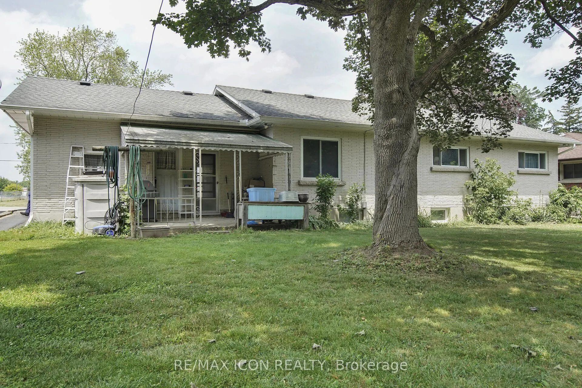 103 Brock Street E
