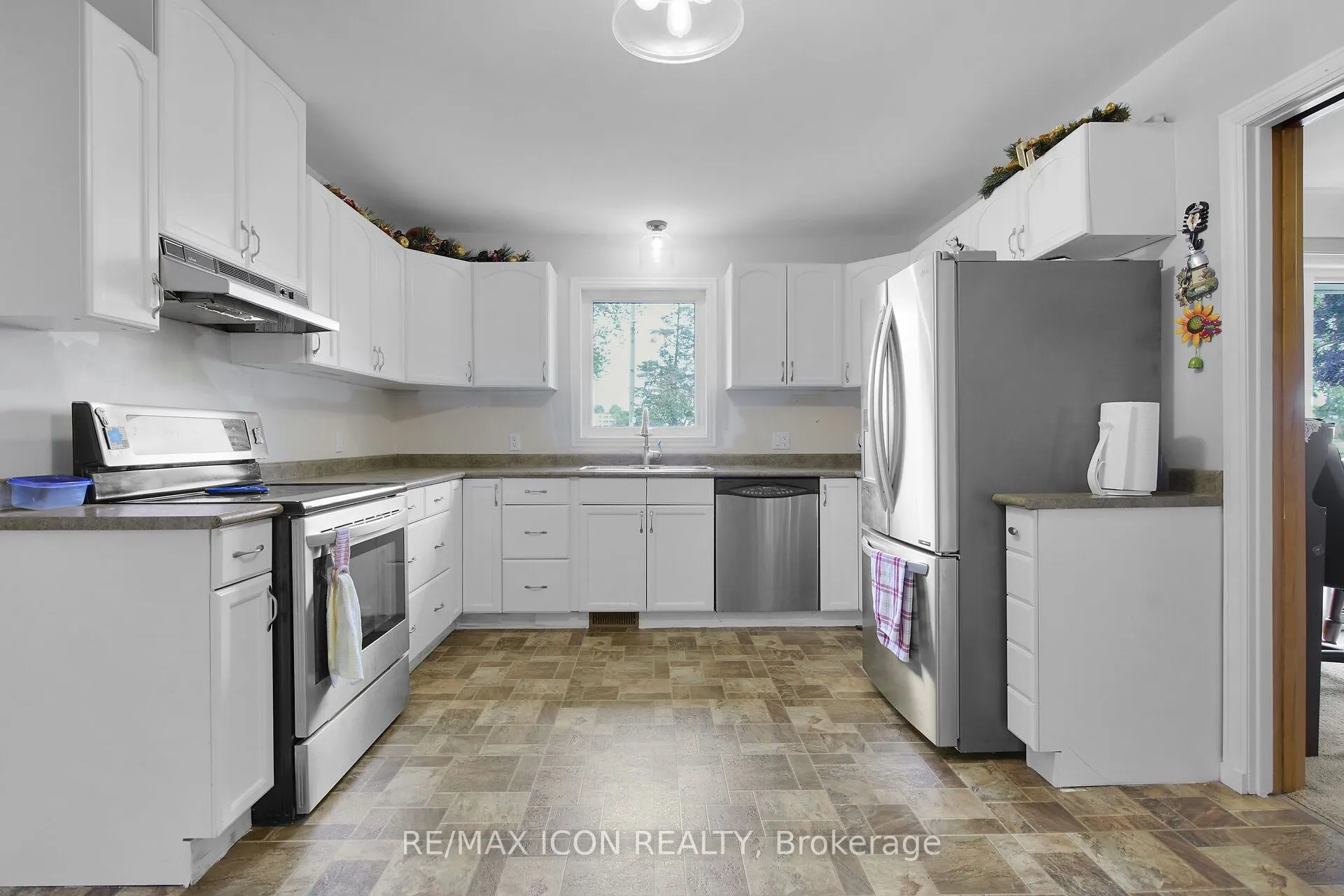 103 Brock Street E