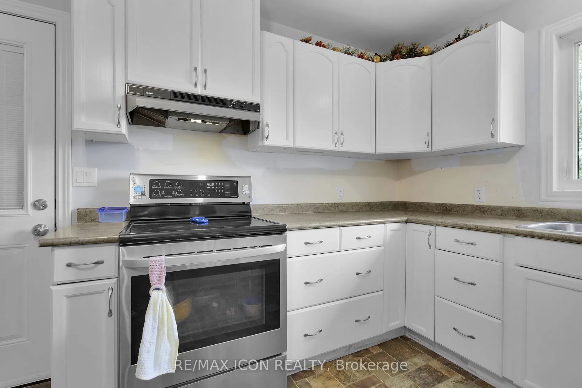 103 Brock Street E