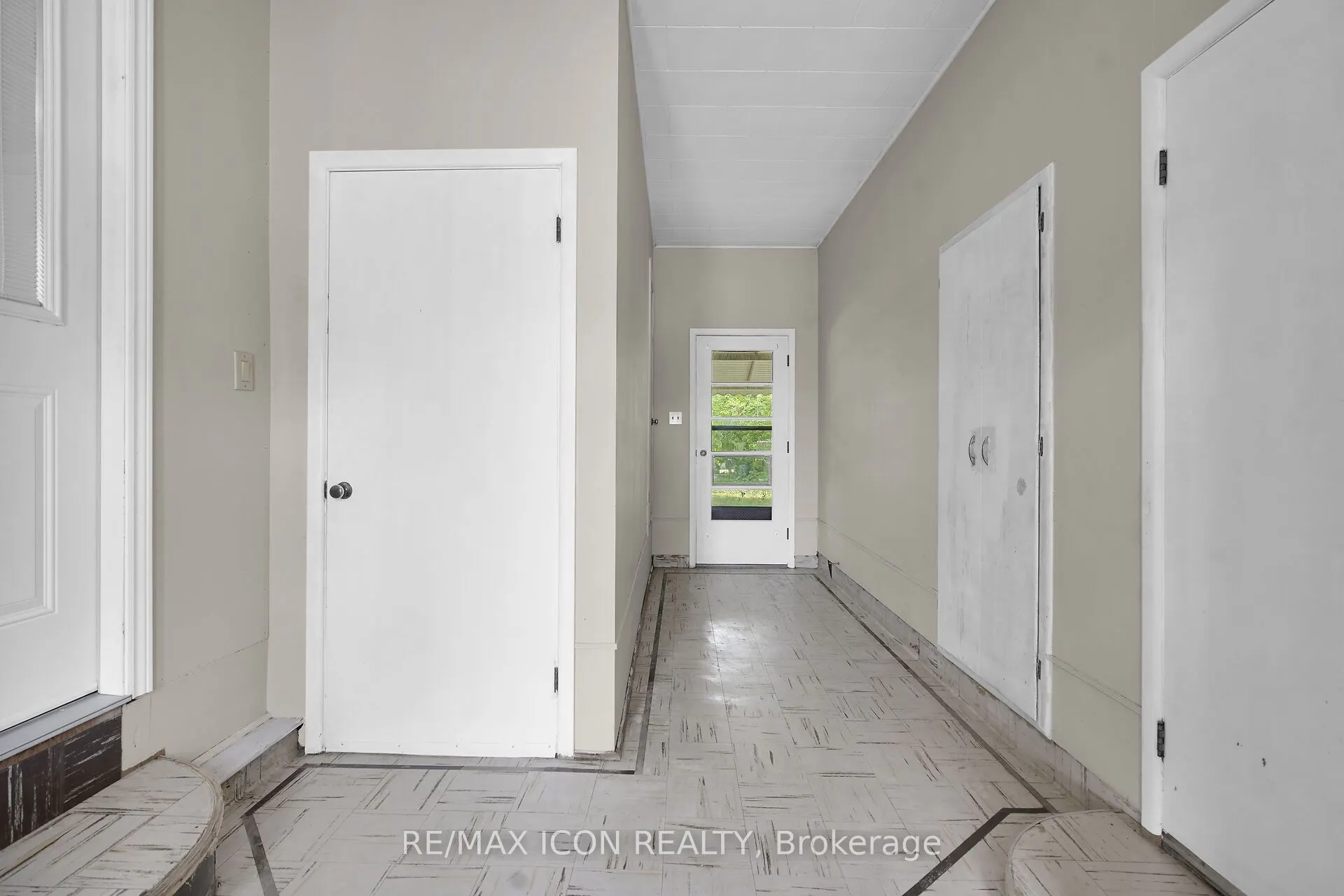 103 Brock Street E