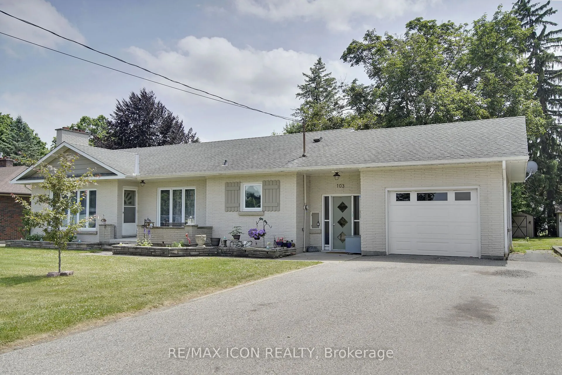 103 Brock Street E
